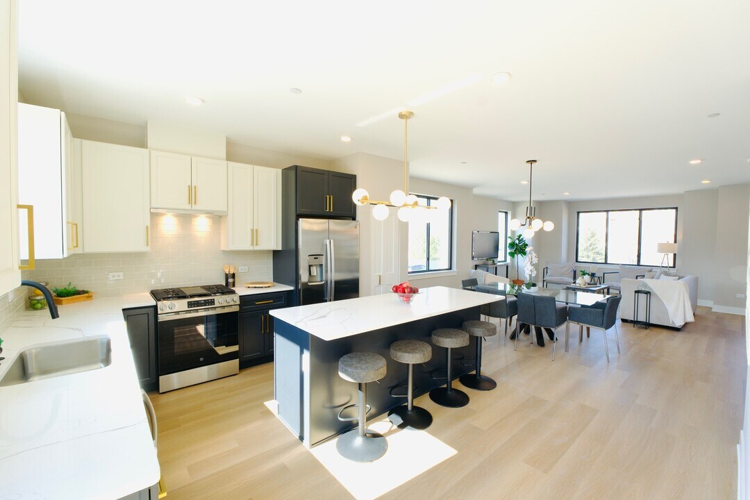 177 Pointe Dr in Northbrook, IL - Building Photo