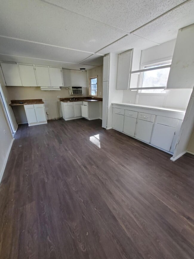 property at 882 E Chestnut Ave