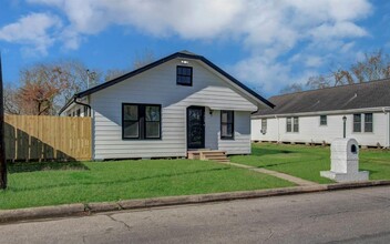 1805 Maryland St in Baytown, TX - Building Photo - Building Photo