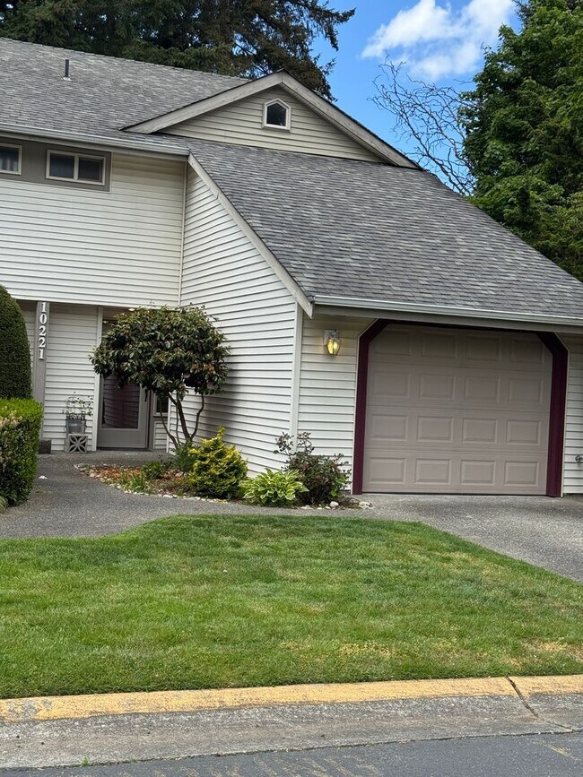 10221 NE 138th Pl in Kirkland, WA - Building Photo - Building Photo