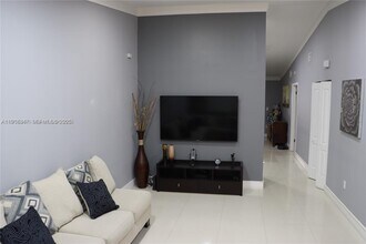 10384 NW 128th Terrace in Hialeah Gardens, FL - Foto de edificio - Building Photo