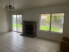 2825 Woodland Ave in Modesto, CA - Foto de edificio - Building Photo
