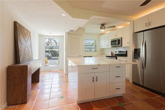 325 Charlemagne Blvd in Naples, FL - Building Photo - Building Photo