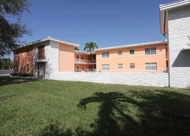 Gables Walk Apartments in Coral Gables, FL - Building Photo - Building Photo