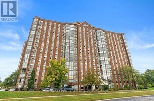 2760 Carousel Crescent in Ottawa, ON - Building Photo