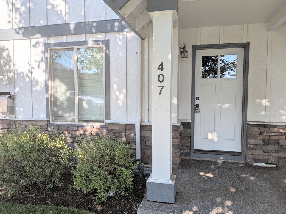 407 NW 25th St in Redmond, OR - Building Photo