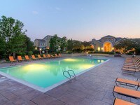Building Photo - Legend Oaks Apartamentos in Denver, Colorado