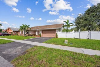 9601 Dunhill Dr in Miramar, FL - Building Photo - Building Photo