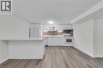 17 Victor Blvd in Hamilton, ON - Building Photo - Building Photo