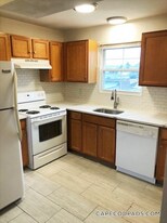 25 Thomas Ave, Unit 5 in Bourne, MA - Building Photo
