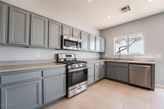 5555 W Sun Temple Ave in Las Vegas, NV - Foto de edificio - Building Photo