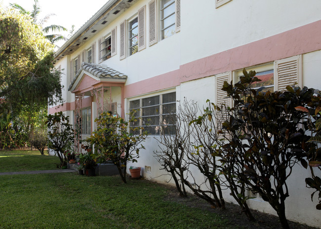 438 Malaga Ave in Coral Gables, FL - Foto de edificio - Building Photo