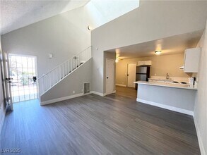 5187 Garden Ln in Las Vegas, NV - Building Photo - Building Photo