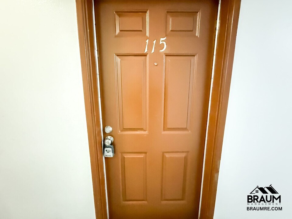 11459 Collins St in Los Angeles, CA - Foto de edificio