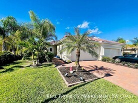 2555 Vine Ave in Naples, FL - Building Photo