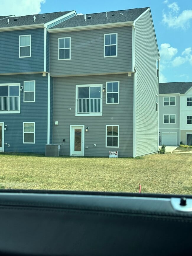 101 Milburn Dr in Martinsburg, WV - Foto de edificio - Building Photo
