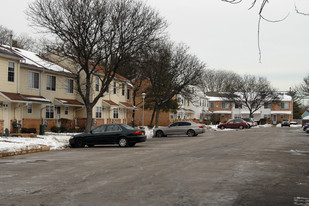 Colonial Square Townhouses Apartments