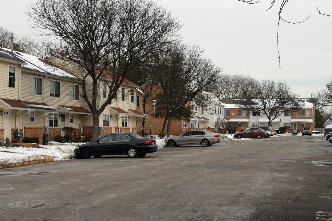 Colonial Square Townhouses in Edison, NJ - Building Photo