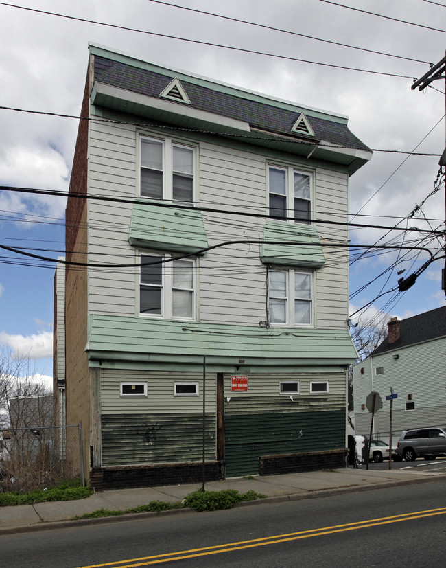 597 Grove St in Irvington, NJ - Foto de edificio - Building Photo