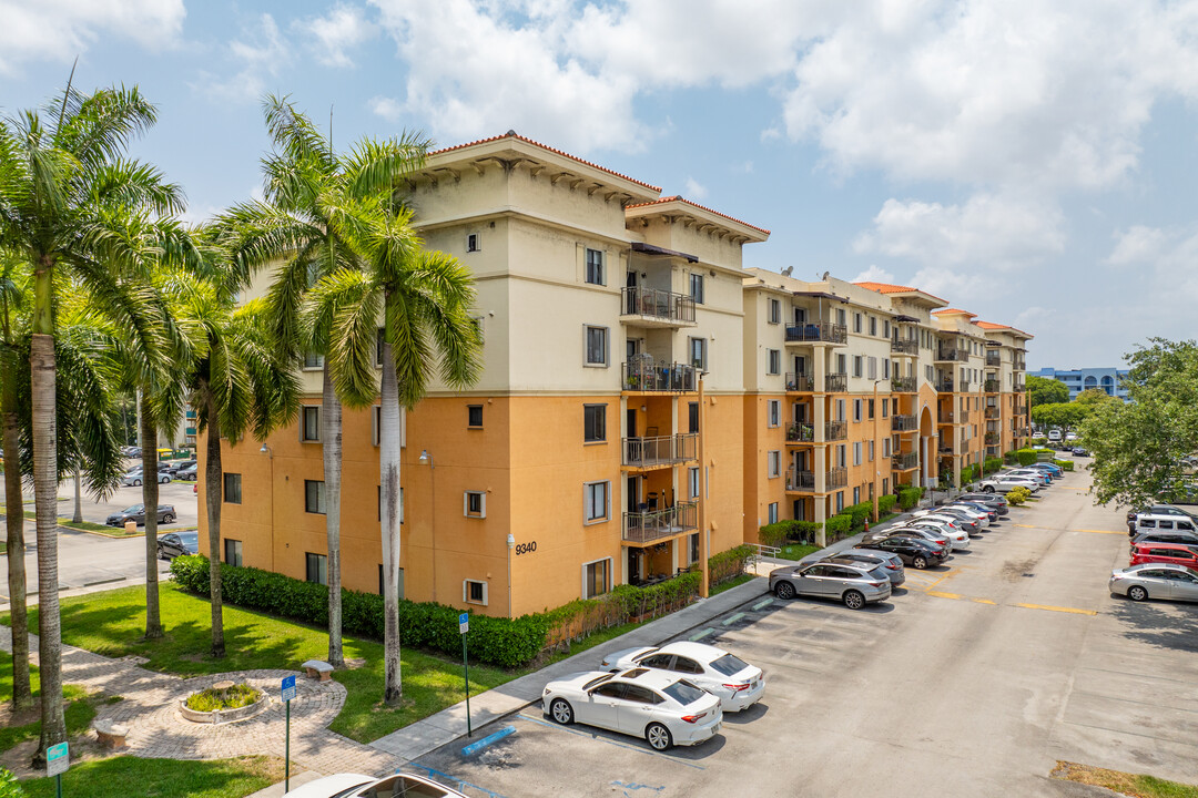 Keystone Courts in Miami, FL - Building Photo