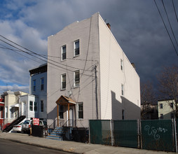 182 Webster Ave in Jersey City, NJ - Foto de edificio - Building Photo