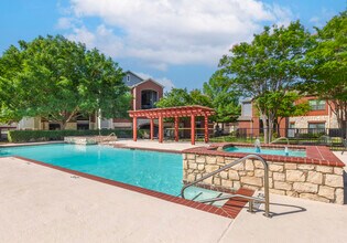 The Homes of Mountain Creek in Grand Prairie, TX - Foto de edificio - Building Photo