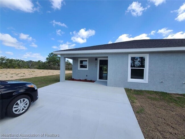7037 San Benito Dr in Sebring, FL - Building Photo - Building Photo