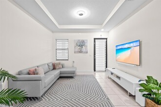 8055 NW 104th Ave, Unit 33 in Doral, FL - Building Photo - Building Photo