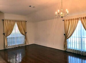 560 Cross Ridge Cir in Fort Worth, TX - Building Photo - Building Photo
