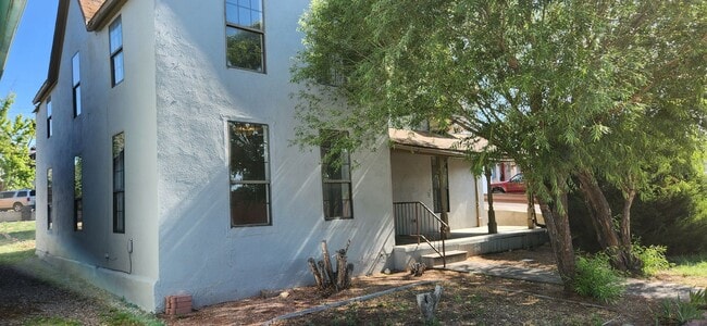 property at 609 W 13th St