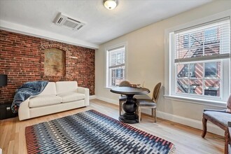 132 Myrtle St, Unit 3F in Boston, MA - Building Photo - Building Photo