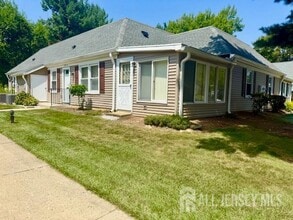 293D Sharon Way in Monroe Township, NJ - Foto de edificio - Building Photo