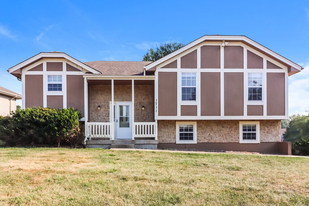 1711 Roberta Dr in Raymore, MO - Building Photo