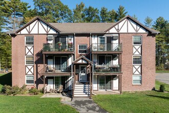 Tudor Crest Estates in Seabrook, NH - Foto de edificio - Building Photo