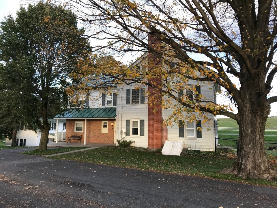 10 Cabin Creek Ln in Bernville, PA - Building Photo