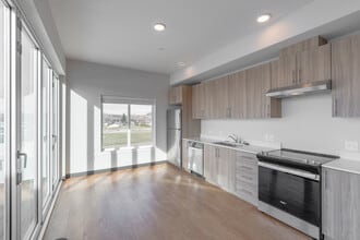 Modern Studio, One-, and Two-Bedroom in Sedro Woolley, WA - Foto de edificio - Building Photo