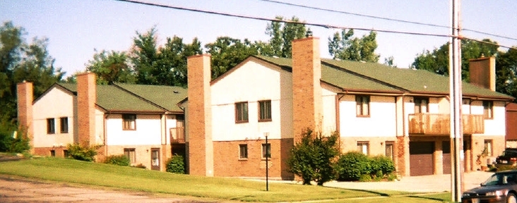 240-250 N University Dr in West Bend, WI - Building Photo