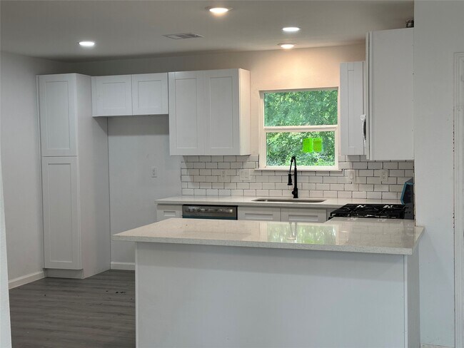 5962 Belcrest St in Houston, TX - Building Photo - Building Photo