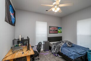 108 S College Ave in Columbia, MO - Building Photo