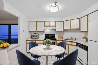 394 Ocean Ave, Unit 412 in Revere, MA - Foto de edificio - Building Photo