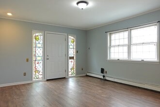 909 Warner Rd in Valley Stream, NY - Building Photo - Building Photo