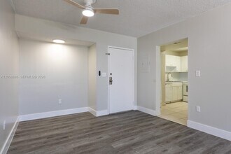 8320 NW 8th St in Miami, FL - Building Photo - Building Photo
