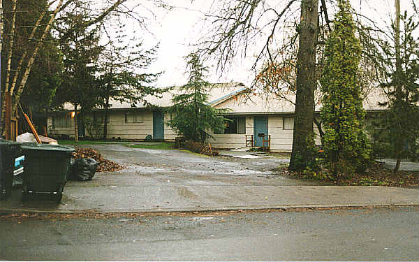 15416 SE E Ave in Milwaukie, OR - Building Photo