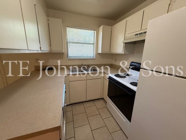1604 Oak Croft Dr in Winston-Salem, NC - Building Photo - Building Photo