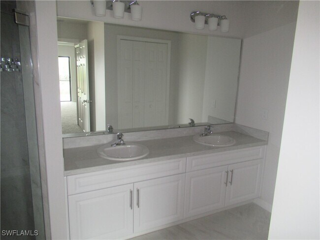 1111 NW 18th St in Cape Coral, FL - Foto de edificio - Building Photo