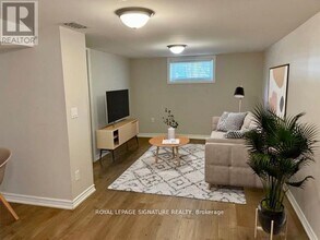 1528 Pharmacy Ave in Toronto, ON - Building Photo - Building Photo