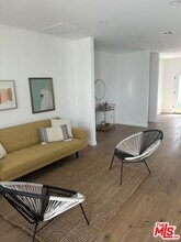 5724 S Manhattan Pl in Los Angeles, CA - Building Photo - Building Photo