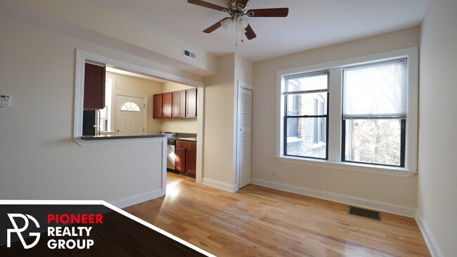 1446 W Byron St, Unit 3904-3 in Chicago, IL - Building Photo - Building Photo