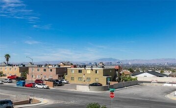 6932 Kilgore Dr in Las Vegas, NV - Foto de edificio - Building Photo