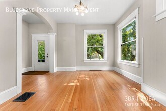 1601 SE 32nd Pl in Portland, OR - Building Photo - Building Photo